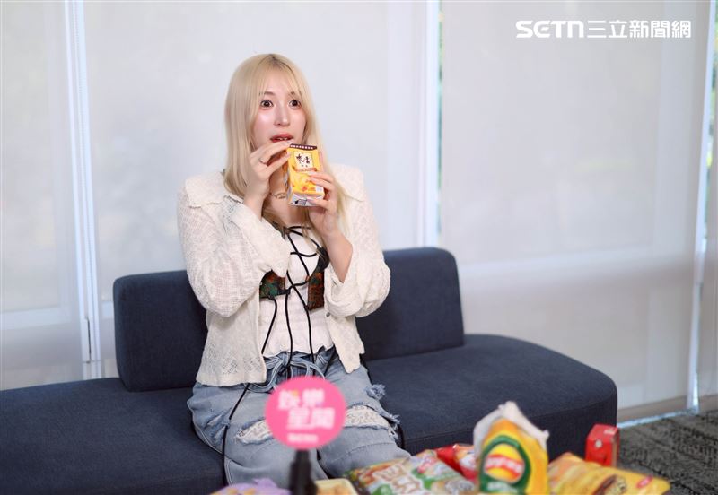 茉ひるMahiru喝了麥香紅茶、奶茶，笑說自己本來就愛甜食，所以完全正中喜好。（圖／記者鄭孟晃攝影）