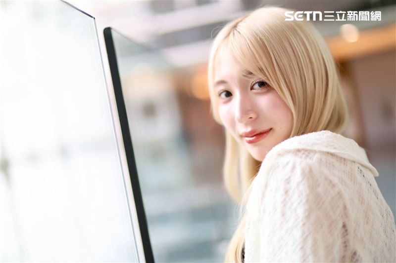 日本創作歌手茉ひるMahiru接受《三立新聞網》專訪。（圖／記者鄭孟晃攝影）