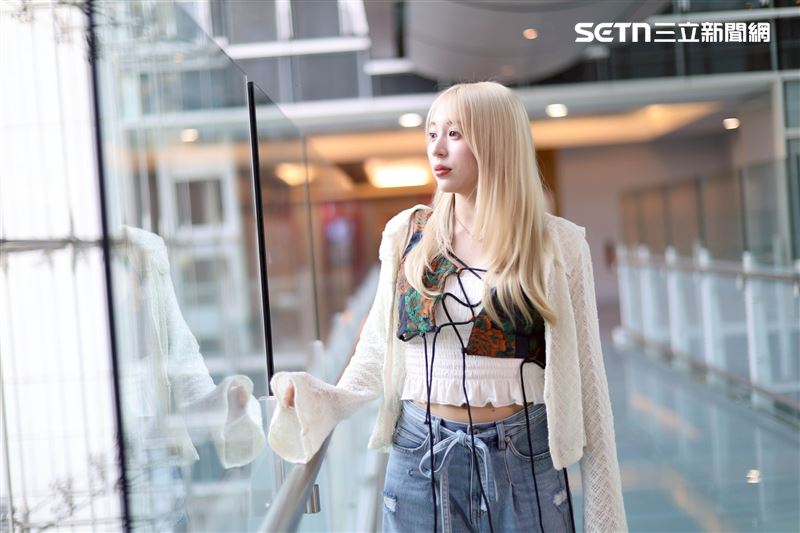 日本創作歌手茉ひるMahiru接受《三立新聞網》專訪。（圖／記者鄭孟晃攝影）