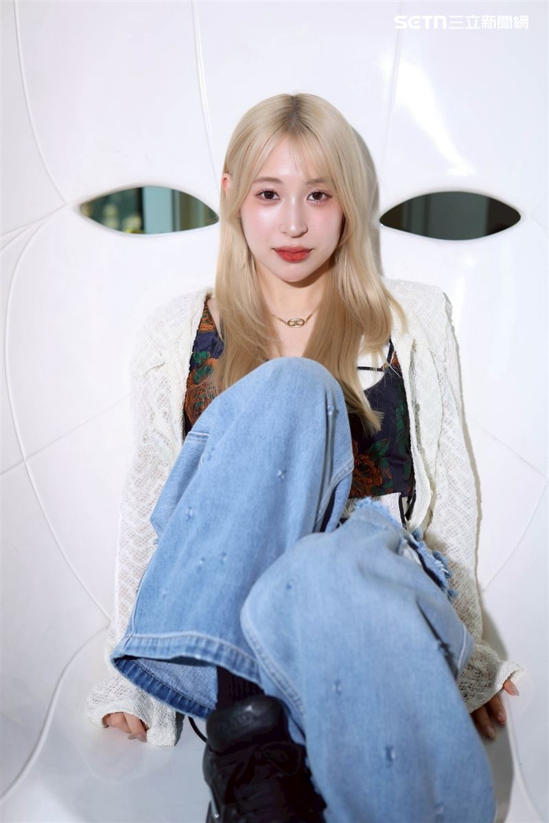 日本創作歌手茉ひるMahiru接受《三立新聞網》專訪。（圖／記者鄭孟晃攝影）