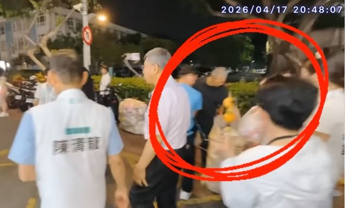 分局長把辣椒水丟垃圾時，當時柯文哲剛好從他身邊經過，兩人距離不到5步。(圖/翻攝畫面)