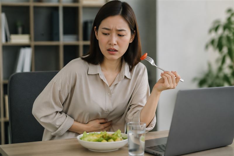 嘴饞不一定是餓，可能與身體缺水或營養失衡有關。（圖／AI製圖）