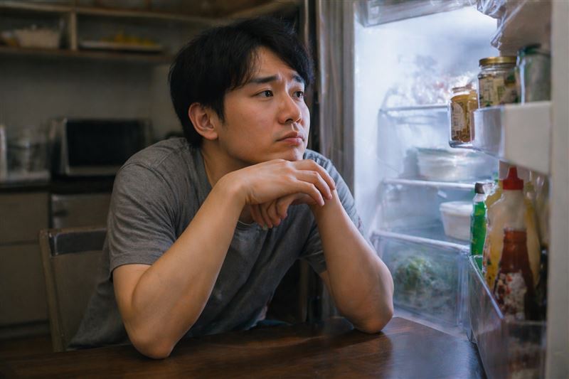 營養師彭逸珊指出，傍晚容易餓，與補償心理、晚餐澱粉過多有關，肚子餓時不用忍，可以選擇茶葉蛋、毛豆等較低負擔的宵夜。（圖／AI製圖）