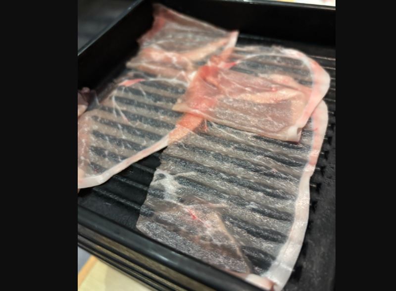 日本網友到涮乃葉用餐看到超薄肉片。（圖／取自@TOTISUKE274389