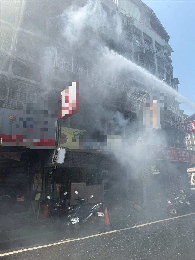 三重區大仁街一處公寓發生火警，一名女住戶被救出時無生命跡象。（圖／翻攝畫面）