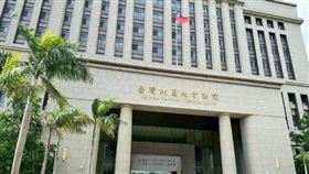 桃園一名李姓男子，因妻子停車兩個月積欠4萬元停車費，竟以懸掛假車牌方式將自小客偷渡出場。法官近日判李男拘役30日，且須補足停車費差額，圖為桃園地院外觀。（資料照）