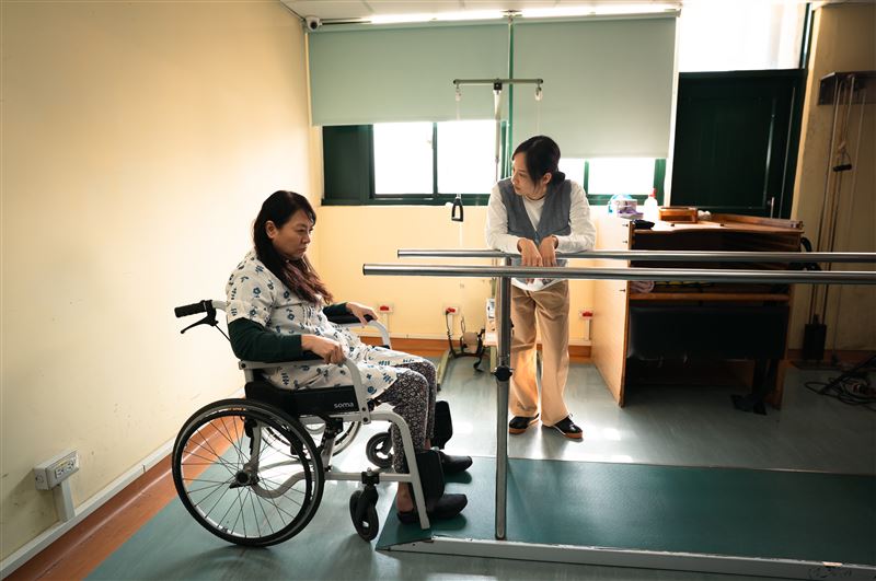 簡嫚書（右）陪著受傷的媽媽楊潔玫復建。（圖／我的耐心有限公司提供）