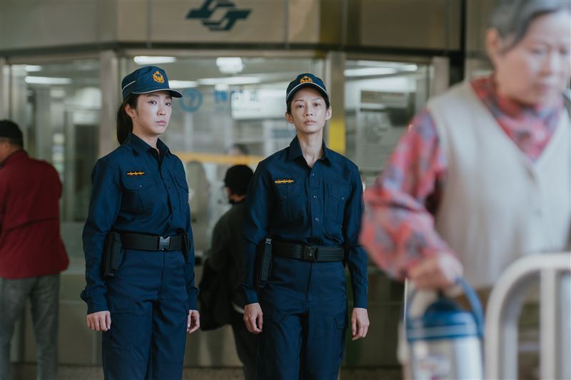 簡嫚書（右）和梁舒涵在《我的意外父母》中是捷運警察。（圖／我的耐心有限公司提供）