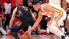 亞特蘭大老鷹隊靠著明星後衛麥考倫（CJ McCollum）於第四節接管比賽，最終以107：106氣走紐約尼克隊，將系列賽扳成1：1平手。（圖／美聯社／達志影像）