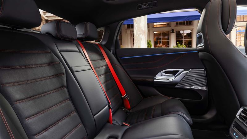 軸距加長後座腿部空間明顯提升。（圖／翻攝Hedonic網站）