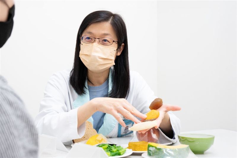 營養科組長謝佳真指出，頭頸癌、消化道癌與肺癌患者是體重流失的高風險族群。（圖／桃園電子報提供）