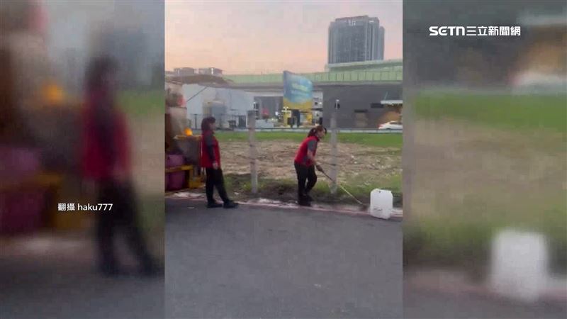 目擊民眾開車追了上去、猛按喇叭，清潔隊員才重回現場，拿著一支壞掉的掃把，一陣比劃說會負責