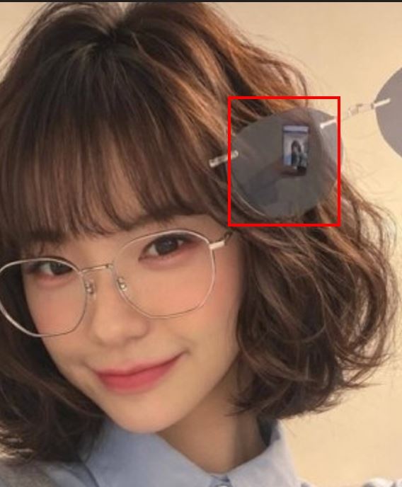 細看照片後，有網友發現畫面中李多慧手持的眼鏡鏡面出現「破綻」，反射畫面竟仍是長髮造型。（圖／翻攝自IG）