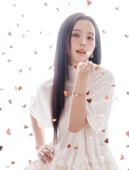 Jisoo已透過律師發表正式立場，強調自己與該事件「毫無關聯」，不過風波尚未平息，原定近日前往法國巴黎的行程也臨時出現變動。（圖／翻攝自Jisoo IG）