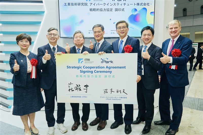 展會首日即迎來重大突破，成功促成工研院與營運日本最大規模之一生醫聚落「湘南健康創新園區」的 iPark Institute簽署合作協議。左起為工研院生醫所所長呂瑞梅、經濟部技術司簡任技正戴建丞、工研院生醫所資深技術專家莊曜宇、iPark Institute社長藤本利夫、駐日代表處副代表周學佑、iPark 業務拓展負責人中川弘規、CPHI JAPAN 大會代表Christopher Eve副總。（圖／工研院提供）