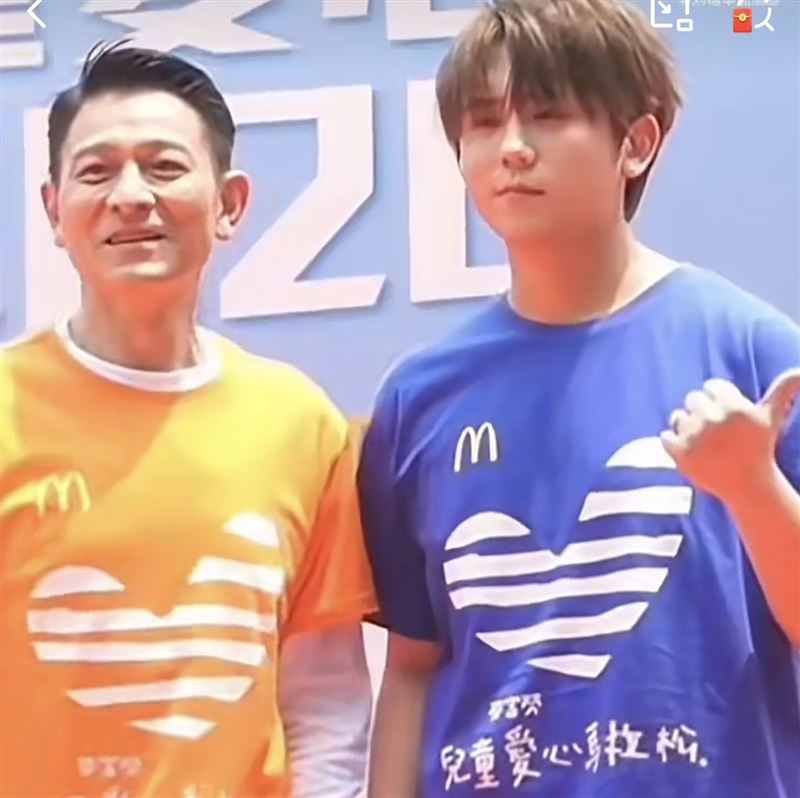 劉德華出席「麥當勞兒童愛心馬拉松2026」。（圖／翻攝自微博）