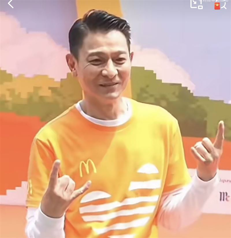 網友紛紛留言驚嘆「64歲還能這樣太誇張」、「真的帥了一輩子」、「狀態像20歲少年」。（圖／翻攝自微博）