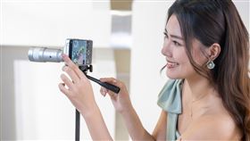 vivo X300 Ultra支援「蔡司增距鏡G2 Ultra」突破望遠極限，支援400mm至8100mm超長焦段，帶來焦距倍增的遠攝能力。