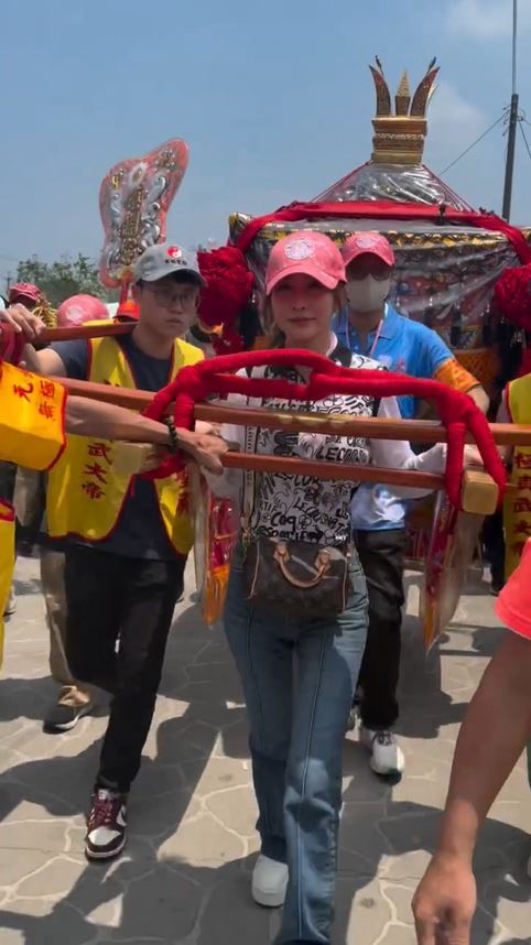 曾莞婷親自扛起神轎，展現虔誠態度。（圖／翻攝自曾莞婷IG）