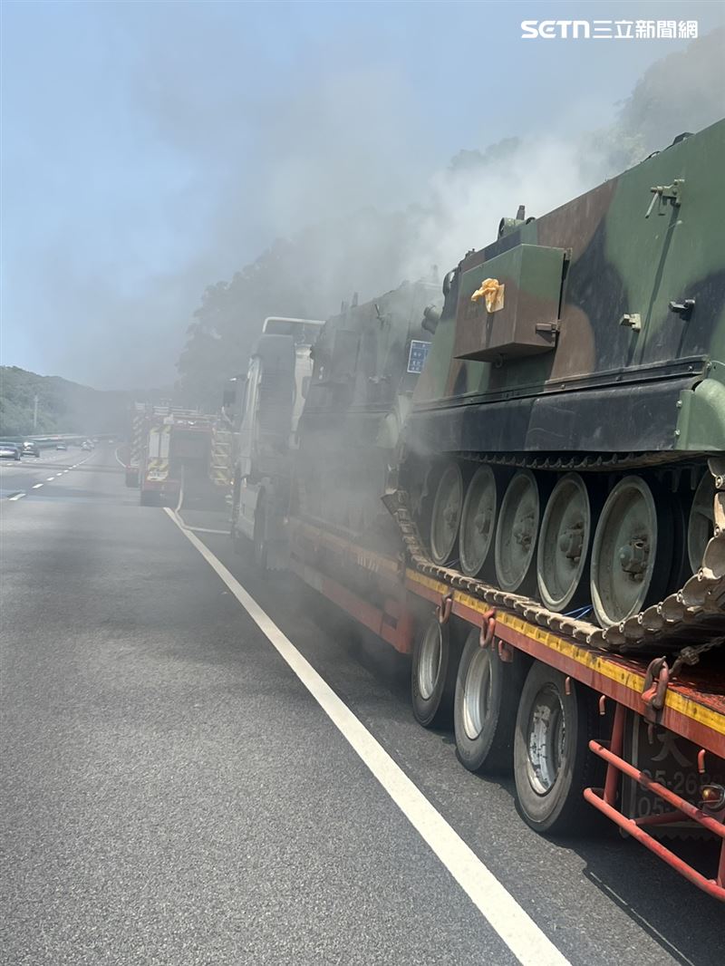 行經 141K附近時，發現底盤冒出濃烈黑煙，駕駛隨即將車輛停靠路肩。（圖／翻攝畫面）