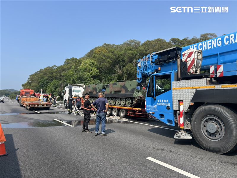 消防局通霄、苑裡分隊共計3車6人，由於裝甲車具備特殊塗裝與內部儀器，消防隊現場佈署3線水線 並使用泡沫進行針對性搶救。（圖／翻攝畫面）