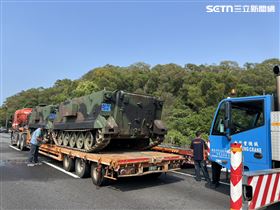 新／國3拖板車載裝甲車　輪胎突起火燃燒（圖／翻攝畫面）