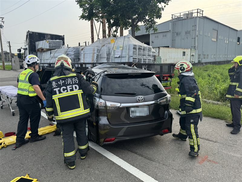 轎車與大貨車發生碰撞，車上2人受困命危。（圖／翻攝畫面）