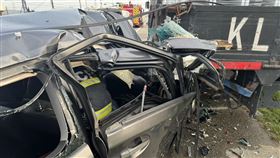 台中嚴重車禍！轎車衝撞大貨車「車頭撞開花」2人夾困車內無呼吸（圖／翻攝畫面）