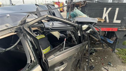 新／台中轎車撞大貨車！女乘客頭破裂慘死