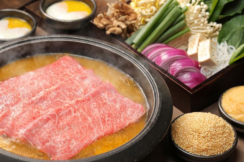 礁溪晶泉丰旅限定「寵媽食光・一泊二食」住房專案，入住可於館內三燔礁溪享用日本A5和牛壽喜燒吃到飽。（圖／飯店旅宿業者提供）