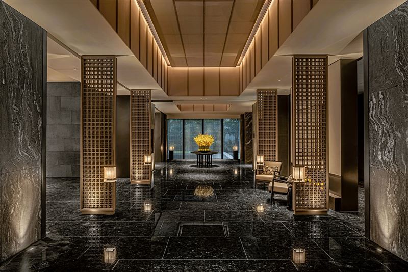 北投晶泉丰旅大廳展現典雅溫潤的設計風格；礁溪晶泉丰旅則可遠眺蘭陽平原與龜山島景致。（圖／飯店旅宿業者提供）