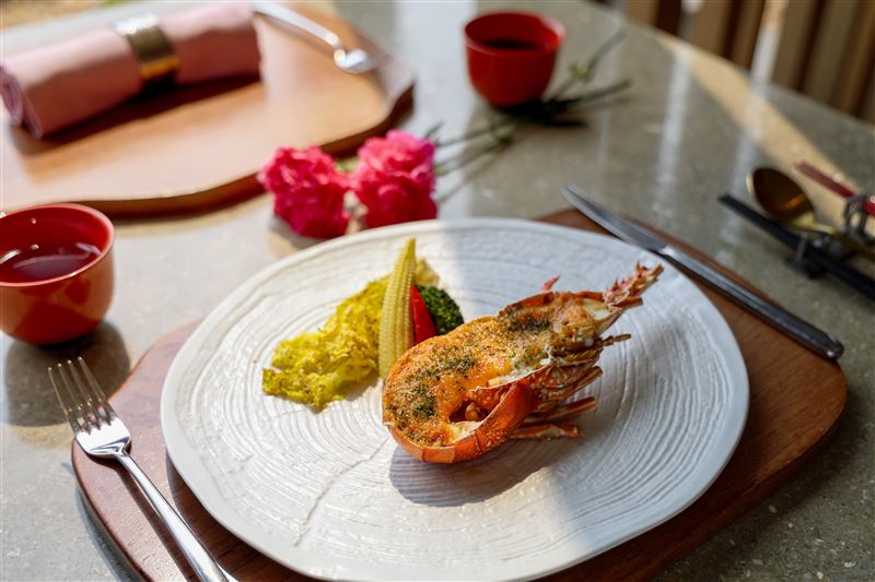 北投麗禧溫泉酒店「雍翠庭」母親節限定套餐每位2,380元起，主餐「明太子烤活龍蝦」結合鮮甜彈嫩口感與濃郁明太子醬，展現豐富層次。（圖／飯店旅宿業者提供）
