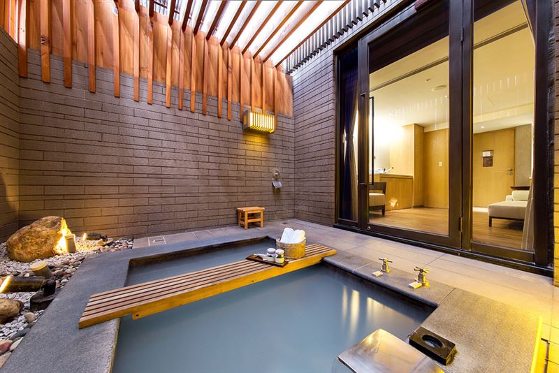 母親節活動期間，女性賓客於北投麗禧溫泉酒店體驗獨立湯屋、露天風呂或儷漾SPA，即可獲贈精緻康乃馨花束乙份。（圖／飯店旅宿業者提供）