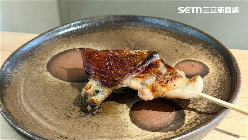 燒鳥すみか可以吃到大阪本店的招牌料理「雞翅一夜干」。(圖／記者賴俊佑攝影）