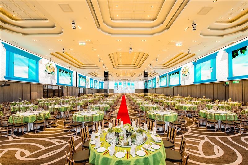 具備大場地優勢的「頤品大飯店新莊」尾牙接單表現最為亮眼，全館最高可容納600桌、單一廳房可納200桌，場地挑高10米，搭配全亞洲最大360度LED環場式螢幕，成為中大型企業首選。（圖／飯店旅宿業者提供）