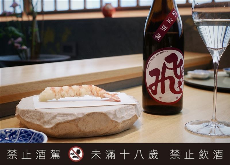 以飛良泉 丸飛 別誂 山廢 純米大吟釀搭配經典的炸蝦天婦羅。（圖／龍富天婦羅提供）
