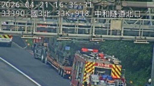 拖車載裝甲車通霄起火　開到中和履帶冒煙
