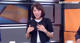 簡舒培指出，傳聞周俊銘平時不需配戴辣椒水，卻跟員警要了一罐，「自己沒事走在前面的時候，就把它打開然後在那邊噴啊噴」。（圖／翻攝畫面）