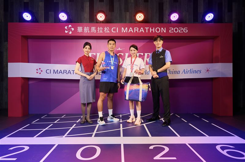 本屆華航馬拉松跑者物資，結合環保與機能設計風格，兼具實用與收藏價值。（圖／中華航空提供）