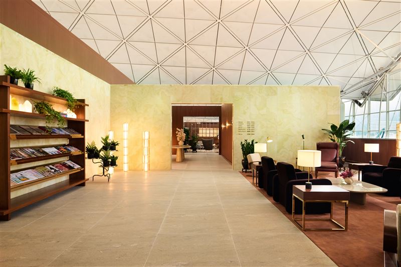 國泰航空「寰宇堂」頭等貴賓室位於香港國際機場一號客運大樓的東翼，於4月22日以升級改造的新形象正式重新投入服務。（圖／國泰航空提供）