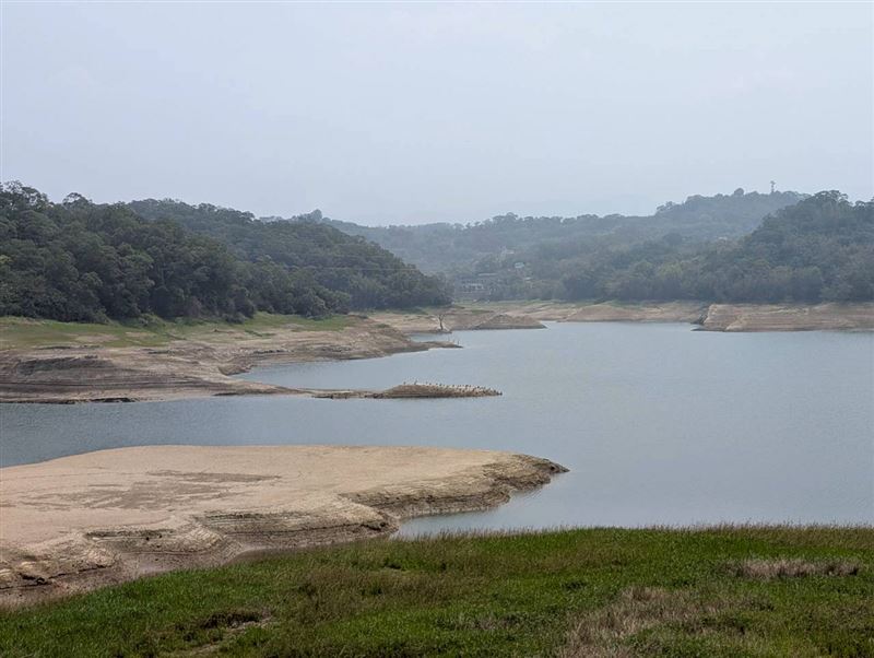 透過一場關於「水」的生存考察，直擊大自然在極端氣候下的沉痛警告，並在焦慮中尋找人與土地共生的永續解答