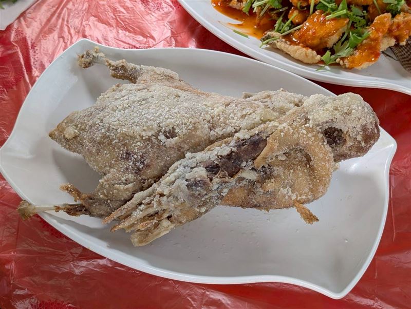 傳承三十載的元福小吃店，在客家手路菜「炸全鴨」中品味土地的豐饒；這些職人精神與在地滋味，是山城在乾旱焦慮中，最溫暖的人文靠山