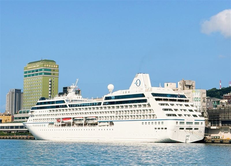 奢華精品級郵輪「憲章號」（Regatta）日前停泊基隆港。（圖／記者蕭翰弦攝影）