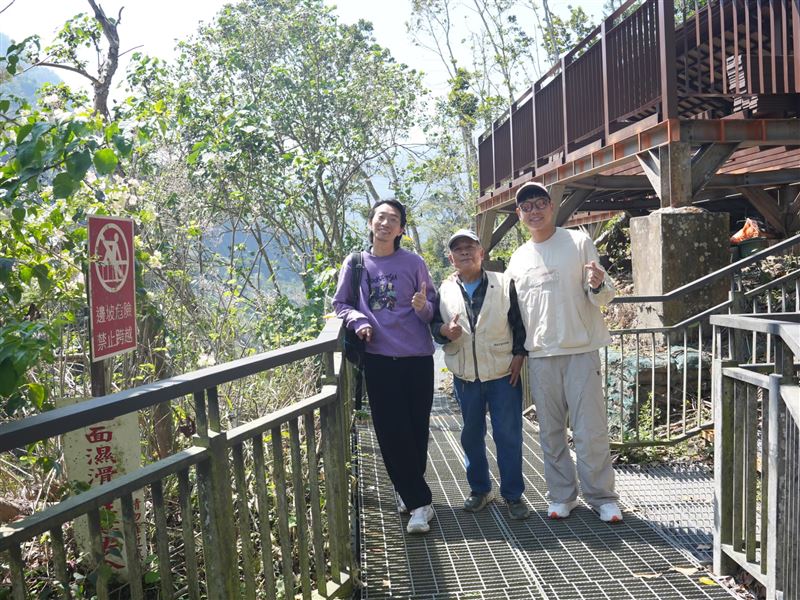 旅程由竹山老街起步。百年街區裡的煎餃、水蛋餅香氣，是支撐居民走過震災的日常動力