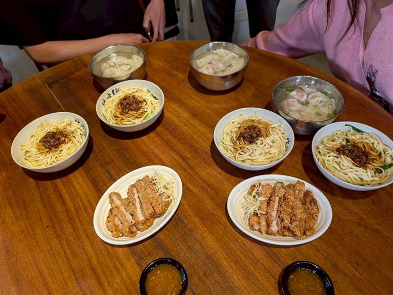 記錄從關西老街拉開序幕。這些手作滋味不只是美食，更承載著家族經營的韌性與小鎮獨有的味覺律動