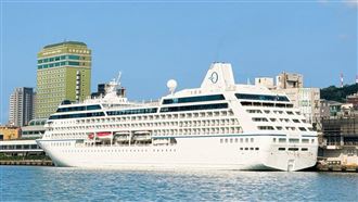 奢華精品級郵輪「憲章號」（Regatta）日前停泊基隆港。（圖／記者蕭翰弦攝影）