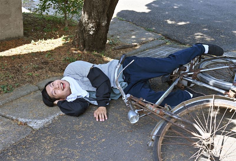 逸祥表示地板其實很燙，自嘲是銅盤烤肉。（圖／台視提供）