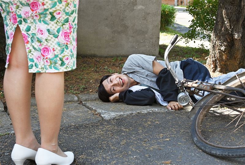 逸祥劇中看到美女失神，摔車不會痛還在傻笑。（圖／台視提供）