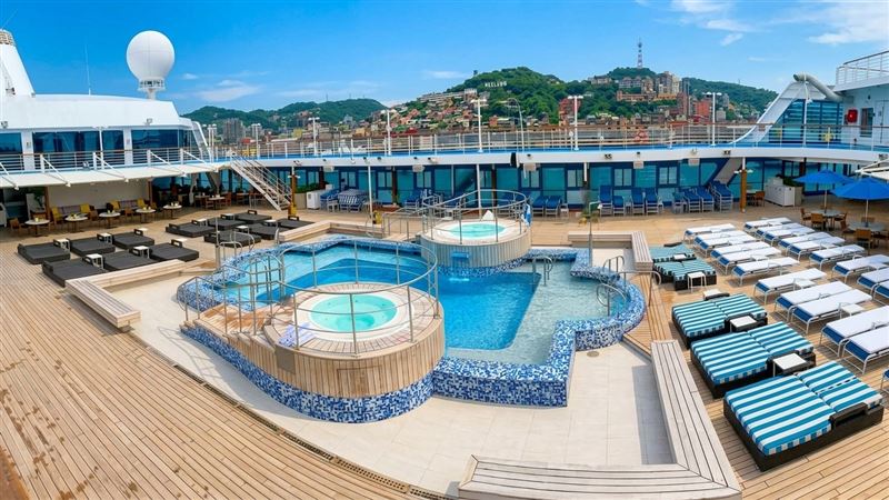 「憲章號」船上露天游泳池刻意引用海水，維持自然狀態不使用化學藥劑。（圖／記者蕭翰弦攝影）
