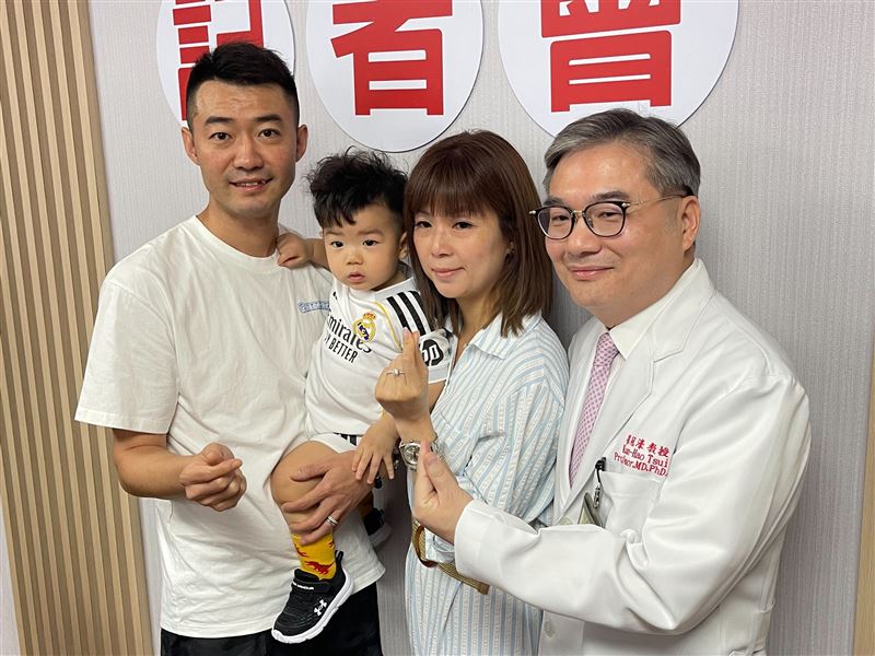張女士求子之路相當坎坷，最後在榮總團隊的協助下，奇蹟在45歲產子。（圖／翻攝畫面）